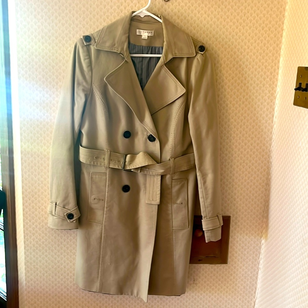 Large women’s trench. Cool blue striped liner. A great layer piece.